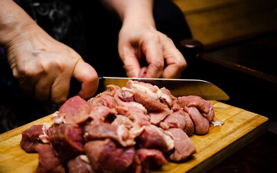 Nejedzte surové mäso, varuje lekár. Pacientovi na Taiwane našiel v lýtku pásomnicu