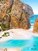 Nejkrásnější pláže ve Španělsku, které musíš navštívit alespoň jednou: Od tyrkysové Ibizy až po divokou Galicii