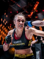 Nejlepší česká bojovnice i neporažený supertalent. Galavečer Oktagonu láká na očekávané bitvy i zápas influencerů