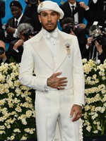 Nejlepší outfity z Met Gala 2025: Rihanna v elegantním modelu ukázala těhotenské bříško, zazářil i Lewis Hamilton