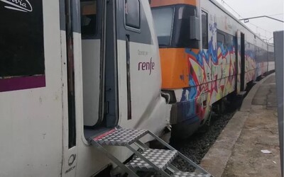 Nejméně 155 lidí se zranilo při srážce dvou vlaků v Barceloně