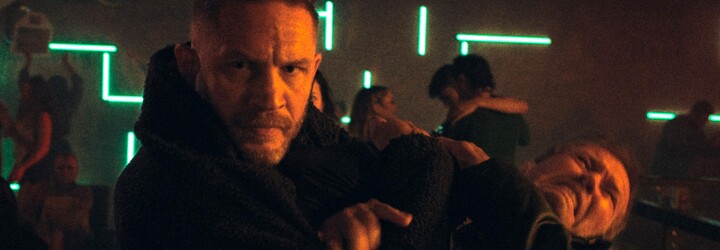 Nejodkládanější film Netflixu má konečně datum premiéry. Tom Hardy v něm bude lámat kosti
