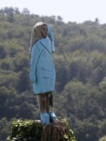 Někdo zapálil sochu Melanie Trump, která stála ve Slovinsku. Hořet začala během Dne nezávislosti