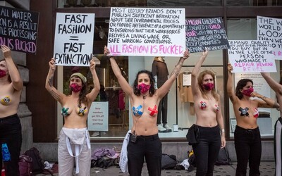 Nekupujem tento bullsh*t, radšej budem nahá. Protestujúce ženy obsadili obchod reťazca H&M