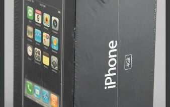 Nemáš doma tento telefón? Má cenu nového auta, za nerozbalený dostaneš rekordnú sumu