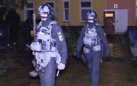Nemecká polícia zadržala 25 osôb krajne pravicového hnutia Ríšski občania. Ich hlavným cieľom malo byť zvrhnutie súčasnej vlády