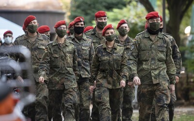 Němečtí vojáci zpívali rasistické a antisemitské písně. Za party v Litvě je čekají tresty