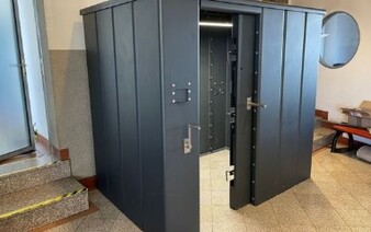 Německý diskont prodává bunkry a neprůstřelné vesty. Ve stejném obchodě nakoupíš i běžný sortiment