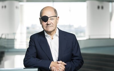 Německý kancléř Scholz se poranil při běhu, přes oko nosí pirátskou pásku