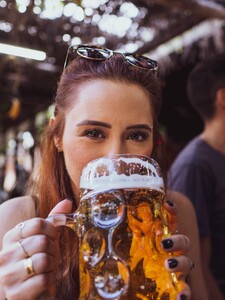 Německý pivovar vytvořil první práškové pivo na světě. Prý chutná jako plzeň