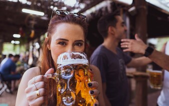 Německý pivovar vytvořil první práškové pivo na světě. Prý chutná jako plzeň