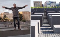Německý politik z krajně pravicové AfD „tancoval“ na památníku obětem holocaustu. Ostuda, vzkázal mu izraelský velvyslanec 