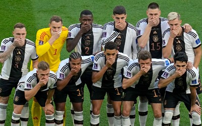 Němečtí fotbalisté protestovali v Kataru. Před zápasem s Japonskem si zakryli ústa