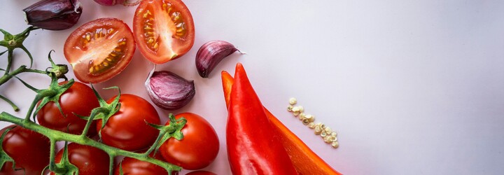 Nemusíš mať skúsenosti a záhradu na vlastné rajčiny. Takto jednoducho vypestuješ zeleninu či ovocie aj na balkóne