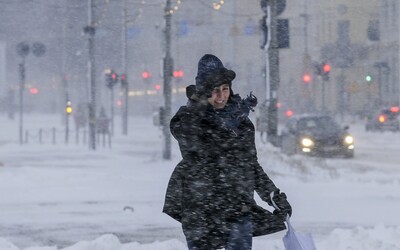 Neobvyklý jev v Plzni: V centru města došlo k průmyslovému sněžení