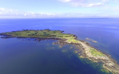 Neobývaný ostrov neďaleko Škótska je na predaj. Vyjde ťa lacnejšie ako byt v Bratislave