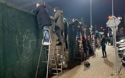 Neodradil ich ani zatvorený štadión: Fanúšikovia futbalu sledovali zápas spoza plota