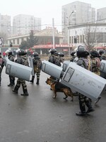 Nepokoje v Kazachstánu: Na ulici leží mrtví lidé, prezident nařídil demonstranty bez varování střílet