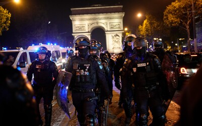 Nepokoje ve Francii: Výtržníci vjeli autem do domu starosty a zapálili ho, zranili jeho manželku i dítě