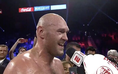 Neporazený šampión Tyson Fury naložil nemeckému súperovi TKO, potom si zaspieval