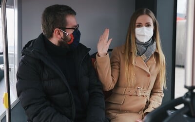 Nerozprávajte sa, netelefonujte, noste respirátory. Bratislavský dopravný podnik radí, ako bezpečne cestovať MHD