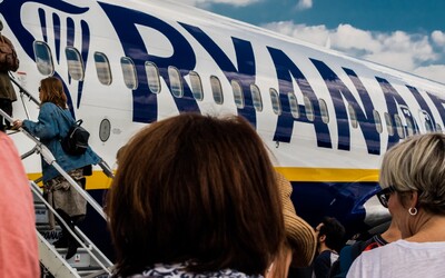 Nesedneš do letadla bez drinku? Šéf Ryanairu chce změnu