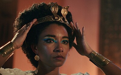 Netflix čelí kritike za film Queen Cleopatra, ľuďom sa nepáči, že ju hrá herečka tmavej pokožky. Toto povedala režisérka