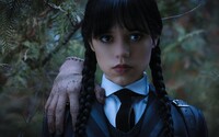 Netflix valcuje seriál Wednesday zo sveta rodiny Addamsovcov. Ťahá ho najmä fantastická Jenna Ortega ako Wednesday