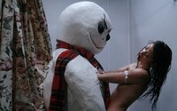 Netradičné vianočné filmy: sexuálne orgie v maskách, elfovia so samopalmi, Kámasútra pod vianočným stromčekom a portrét psychopata