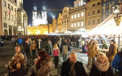 Neuveriteľné zábery z Prahy: Ľudia v Česku po uvoľnení opatrení hromadne vyšli do ulíc, trhy si užívajú bez rúšok