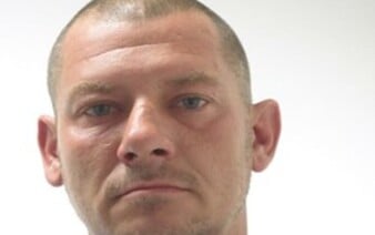 Nevidel si ho? Bratislavská polícia pátra po Františkovi Beňovi, ktorý sa po voľnom pobyte nevrátil späť do väznice
