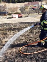 Nevypalujte trávu, varují hasiči. Muži na Zlínsku se oheň vymkl kontrole, při pokusu o hašení sám vzplanul