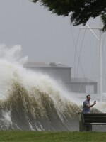 New Orleans je bez elektriny, rozsiahle územia zrejme budú zaplavené