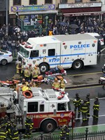 Newyorská policie vyšetřuje střelbu v metru. Na místě je nejméně třináct zraněných