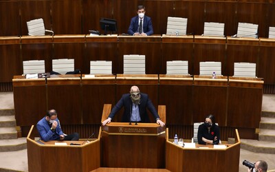 Nezaočkovaní politici v Lotyšsku majú zakázaný vstup do parlamentu, na Slovensku môžu čokoľvek