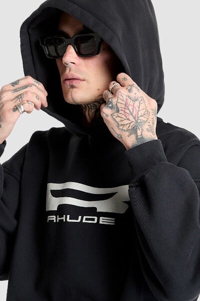 Nezmeškaj veľké zľavy a fresh kúsky od Adidas, Represent či Carhartt WIP. Budú tvoje za výhodné ceny