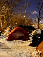 Neznámý dobrák zaplatil 70 mrznoucím bezdomovcům hotel, když přišli o zdroj tepla