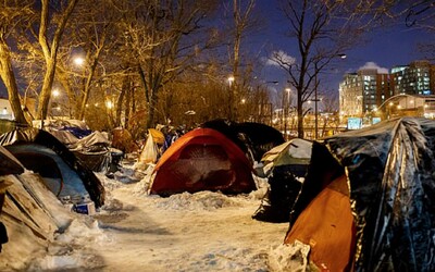Neznámy dobrák zaplatil 70 mrznúcim bezdomovcom hotel, keď prišli o zdroj tepla