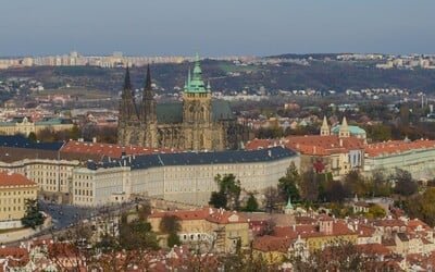 Neznámý muž vyhrožuje střelbou na univerzitách v Praze. Školy zůstávají v režimu běžné výuky