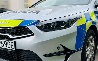 Neznámy páchateľ prestrihol brzdové hadičky štyrom policajným autám v Sabinove. Prípad vyšetruje polícia