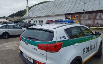 Neznámy páchateľ prestrihol brzdové hadičky štyrom policajným autám v Sabinove. Prípad vyšetruje polícia