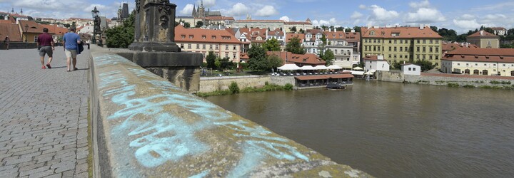 Neznámý vandal posprejoval Karlův most. Hrozí mu až tři roky vězení