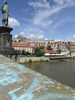 Neznámý vandal posprejoval Karlův most. Hrozí mu až tři roky vězení