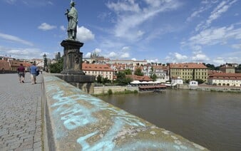 Neznámý vandal posprejoval Karlův most. Hrozí mu až tři roky vězení