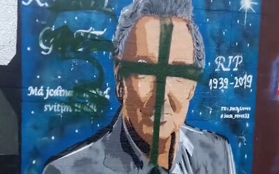 Neznámý vandal zničil graffiti podobiznu Karla Gotta v Českých Budějovicích