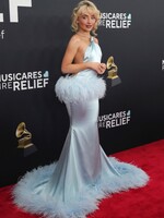Nežný glamour, odhalené prsia aj elegancia. Toto sú outfity z červeného koberca Grammy 2025