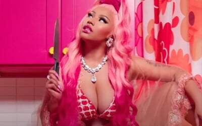 Nicki Minaj sa v najnovšom ružovom videoklipe oháňa kuchynským nožom. Sama sa nazýva šialenou