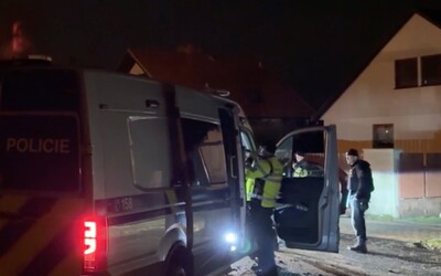 Niekto sa vlámal do domu útočníka z pražskej filozofickej fakulty. Miesto teraz strážia ozbrojení policajti