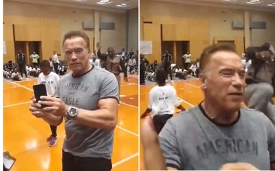 Někdo zákeřně zezadu kopl Arnolda Schwarzeneggera, když se na akci fotil s fanoušky