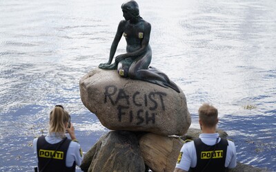 Někdo poničil ikonickou sochu mořské víly v Kodani. Vandalové ji posprejovali nápisem „rasistická ryba“